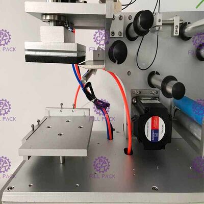 Vierkante Vlakke Fles de Kruiken Zelfklevende Sticker van de Etiketteringsmachine 2000BPH Semi Automatisch