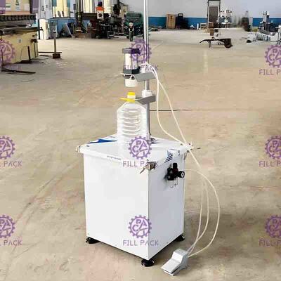 De semi Automatische Pneumatische Machine van de Flessenverpakking voor vaten die kappen drukken
