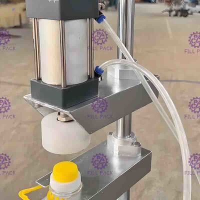 De semi Automatische Pneumatische Machine van de Flessenverpakking voor vaten die kappen drukken
