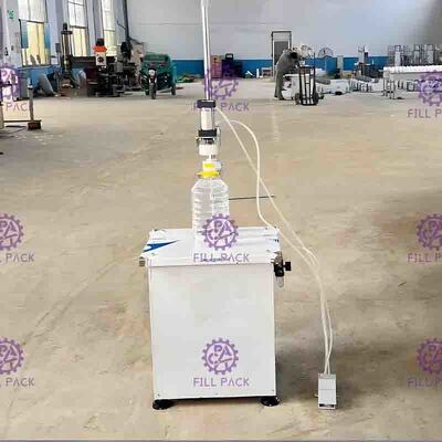 De semi Automatische Pneumatische Machine van de Flessenverpakking voor vaten die kappen drukken
