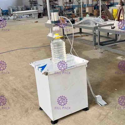 De semi Automatische Pneumatische Machine van de Flessenverpakking voor vaten die kappen drukken