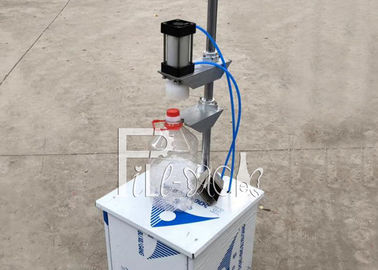 De semi Automatische Pneumatische Machine van de Flessenverpakking voor vaten die kappen drukken
