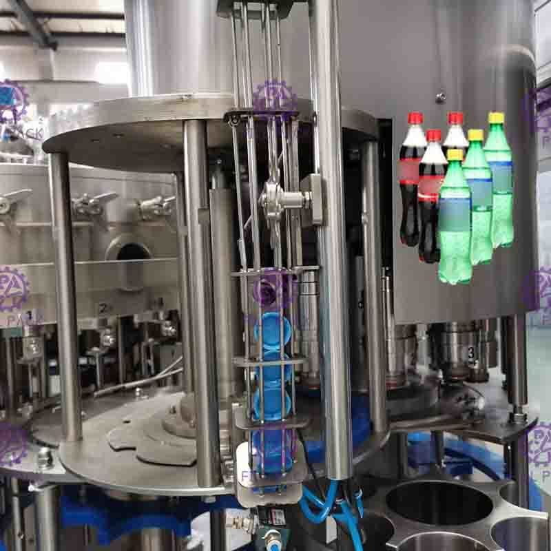 Drinkt HUISDIEREN Plastic Glas 3 in 1 Monobloc Gas het Bottelen van wijnmachine/Materiaal/Lijn/Installatie/Systeem van het Drankwater