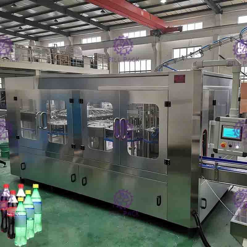 Frisdrank HUISDIEREN Plastic Glas 3 in 1 Monobloc Kola Bottelmachine/Materiaal/Lijn/Installatie/Systeem